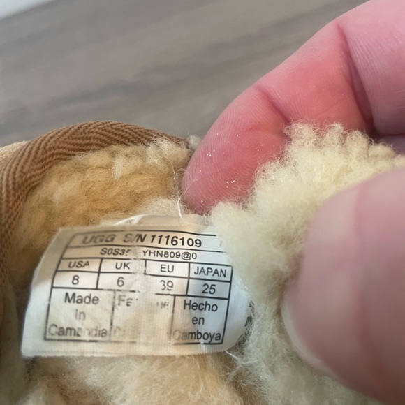 Woman’s UGG Ultra Mini Tan Shearling-Lined Slippers, size 8 - Picture 7 of 7